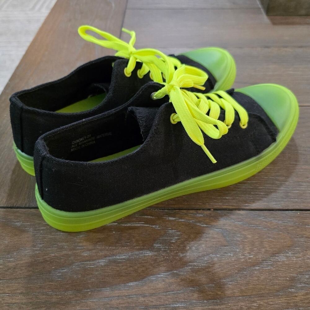 Rouge Helium Sneakers, Women's Size 8.5